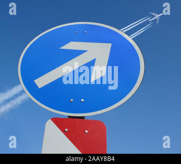 Flugzeug folgt Verkehrsschild | aereo obbedendo segno di traffico | BLWS112344.jpg [ (c) blickwinkel/fotototo Tel. +49 (0)2302-2793220, E-mail: info@blick Foto Stock