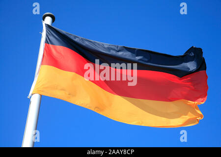 Deutschlandfahne, Deutschland, Ruegen | german bandiera nazionale, Germania, Ruegen | BLWS077649.jpg [ (c) blickwinkel/fotototo Tel. +49 (0)2302-2793220, E- Foto Stock