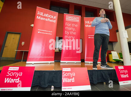 Mansfield, Nottinghamshire, Regno Unito. 24th. Novembre, 2019. Richard Burgon Partito Laburista ombra il Segretario di Stato per la giustizia e l'Ombra Lord Cancelliere parlando alla "scalzare Ben Bradley" evento in Mansfield, Nottinghamshire. Ben Bradley il Partito Conservatore candidato per Mansfield ha vinto questa sede di lavoro da Sir Alan Meale nel 2017 elezione generale con una piccola maggioranza di 1,057. Questa sede è uno dei principali motivi di battaglia tra le due parti principali della 12th. Dicembre elezione generale, soprattutto ora che il partito Brexit sono di non contestare questa sede. Credito: Alan Beastall/Alamy Li Foto Stock