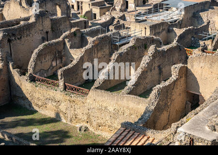 Scavi di Ercolano, che è stata coperta dalla polvere vulcanica dopo l eruzione del Vesuvio. L'Italia. La storia. Foto Stock