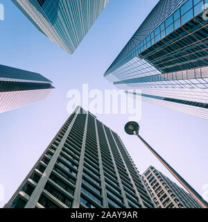 Centro di Calgary, Alberta, Canada. Prospettiva convergente di un basso, un ampio angolo di visione di anonimi grattacieli aziendali. Foto Stock