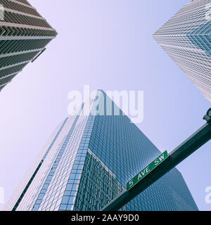 Quinta Avenue, Calgary, Alberta, Canada. Prospettiva convergente di un basso, un ampio angolo di visione di anonimi grattacieli aziendali. Foto Stock