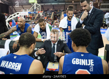 Leipzig, Germania. 24 Novembre, 2019. Basket: Bundesliga, Syntainics MBC Weißenfels - FC Bayern Monaco, girone principale, 9 giornata. La pallacanestro, Bundesliga. MBC coach Björn Harmsen (M) dà il suo team di consulenza tattico. Credito: Hendrik Schmidt/dpa-Zentralbild/dpa/Alamy Live News Foto Stock