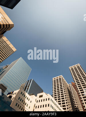 Centro di Calgary, Alberta, Canada. Prospettiva convergente di un basso, un ampio angolo di visione di anonimi grattacieli aziendali. Foto Stock