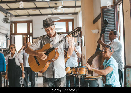 L'Avana, Cuba - Ottobre 18, 2019: band cubane di eseguire musica dal vivo in un bar (Dos Hermanos) a l'Avana, Cuba. Foto Stock