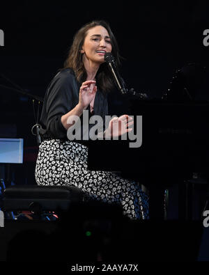 Sunrise FL, Stati Uniti d'America. 23 Nov, 2019. Sara Bareilles esegue al BB&T Center il 23 novembre 2019 in Sunrise, Florida. Credito: Mpi04/media/punzone Alamy Live News Foto Stock