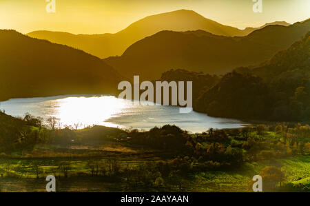 Llyn Gwynant, vicino Beddgelert, Gwynedd, il Galles del Nord. Questo lago si trova ai piedi di Snowdon, ma Snowdon non è nel telaio. Immagine presa nel novembre 2019. Foto Stock