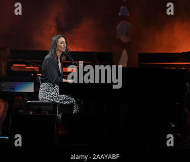 Sunrise FL, Stati Uniti d'America. 23 Nov, 2019. Sara Bareilles esegue al BB&T Center il 23 novembre 2019 in Sunrise, Florida. Credito: Mpi04/media/punzone Alamy Live News Foto Stock