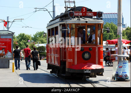 In Tram in Istanbul.La linea 3 che arriva a Piazza Taksim Foto Stock