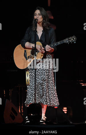 Sunrise FL, Stati Uniti d'America. 23 Nov, 2019. Sara Bareilles esegue al BB&T Center il 23 novembre 2019 in Sunrise, Florida. Credito: Mpi04/media/punzone Alamy Live News Foto Stock