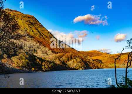Llyn Gwynant, vicino Beddgelert, Gwynedd, il Galles del Nord. Questo lago si trova ai piedi di Snowdon, ma Snowdon non è nel telaio. Immagine presa nel novembre 2019. Foto Stock