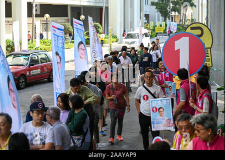 Hong Kong, Cina. 24 Novembre, 2019. Gli elettori hanno atteso in linea di voto in Tai Koo area per Hong Kong il consiglio del distretto elezioni di domenica, 24 novembre 2019. Foto di Thomas Maresca/UPI Credito: UPI/Alamy Live News Foto Stock