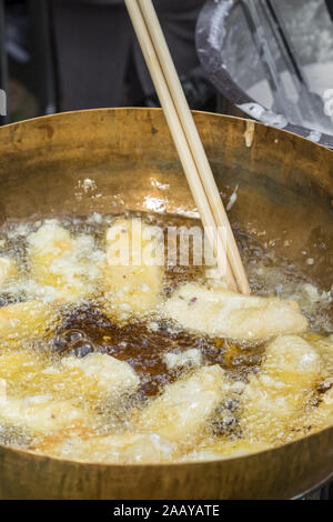 Profondo di banane fritte in padella con olio caldo Foto Stock