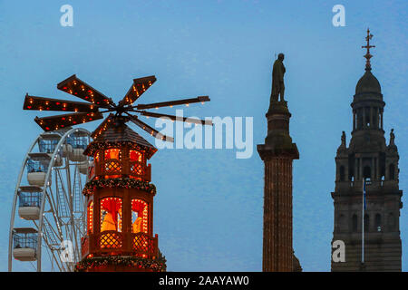 Glasgow, Regno Unito. Il 24 novembre 2019. Come parte di Glasgow's le celebrazioni festive, annuale di mercato di Natale ha aperto ufficialmente nella città del George Square in ombra del City Chambers con un parco di divertimenti e mercati alimentari internazionali. Credito: Findlay/Alamy News Foto Stock