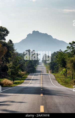 Svuotare strada asfaltata in Thailandia paesaggio Foto Stock