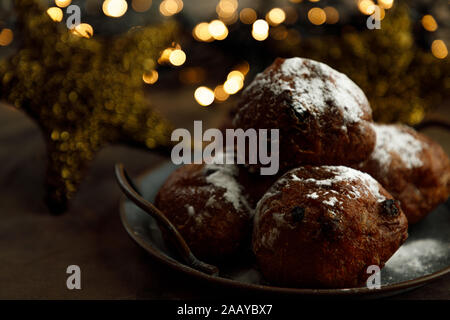 Oliebollen olandese o sfere dougnut con lo zucchero per il Veglione di Capodanno Foto Stock