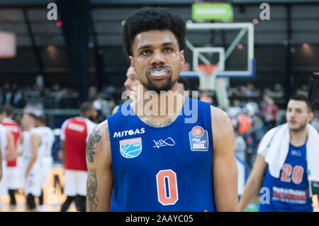 Leipzig, Germania. 24 Novembre, 2019. Basket: Bundesliga, Syntainics MBC Weißenfels - FC Bayern Monaco, girone principale, 9 giornata. La pallacanestro, Bundesliga. Michael Gbinije da Weißenfels reagisce dopo la sconfitta. Credito: Hendrik Schmidt/dpa-Zentralbild/dpa/Alamy Live News Foto Stock