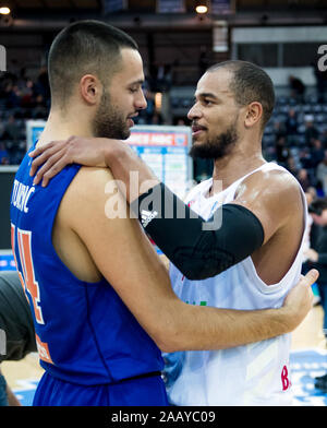 Leipzig, Germania. 24 Novembre, 2019. Basket: Bundesliga, Syntainics MBC Weißenfels - FC Bayern Monaco, girone principale, 9 giornata. La pallacanestro, Bundesliga. Benedikt Turudic (l) da Weißenfels e Alex King dalla Baviera parlare dopo il gioco. Credito: Hendrik Schmidt/dpa-Zentralbild/dpa/Alamy Live News Foto Stock