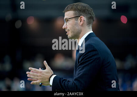 Leipzig, Germania. 24 Novembre, 2019. Basket: Bundesliga, Syntainics MBC Weißenfels - FC Bayern Monaco, girone principale, 9 giornata. La pallacanestro, Bundesliga. MBC coach Björn Harmsen sugli spalti. Credito: Hendrik Schmidt/dpa-Zentralbild/ZB/dpa/Alamy Live News Foto Stock