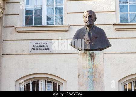 Busto in bronzo statua di Elek Benedek scrittore Ungherese di fronte all Università di Sopron Benedek Elek facoltà di pedagogia, Sopron, Ungheria Foto Stock