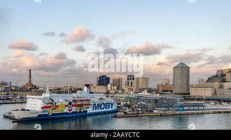 La nave nel porto di Genova, Italia Foto Stock