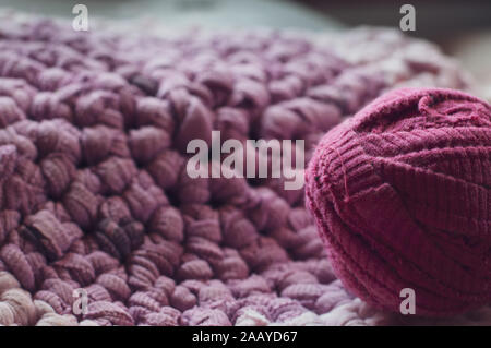 Rosa rag rug con palline di tshirt lana.,accogliente fine settimana. Foto Stock