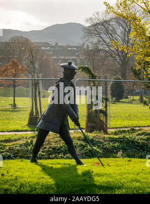 Statua dello storico John Rattray dello scultore scozzese David Annand chiusa da una recinzione Leith Links, Edimburgo, Scozia, Regno Unito Foto Stock