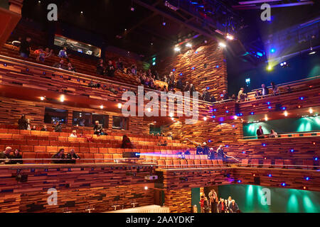 Interno del Waterside Theatre di Aylesbury, Buckinghamshire. (Nota: alta immagine ISO) Foto Stock