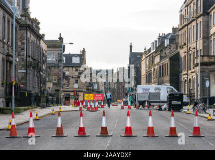 Strada chiusa a causa di lavori di costruzione per i tram per Newhaven estensione del progetto di Costituzione, Street, Leith, Edimburgo, Scozia, Regno Unito Foto Stock