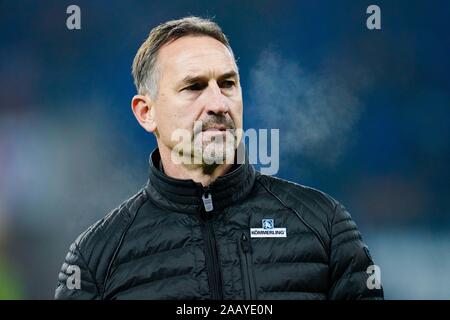 Sinsheim (Germania). 24 Novembre, 2019. Calcio: Bundesliga, TSG 1899 Hoffenheim - FSV Mainz 05, XII GIORNATA nel PreZero Arena. Achim Beierlorzer, pulmann al 1° FSV Mainz 05, attraversa il campo. Credito: Uwe Anspach/dpa - NOTA IMPORTANTE: In conformità con i requisiti del DFL Deutsche Fußball Liga o la DFB Deutscher Fußball-Bund, è vietato utilizzare o hanno utilizzato fotografie scattate allo stadio e/o la partita in forma di sequenza di immagini e/o video-come sequenze di foto./dpa/Alamy Live News Foto Stock