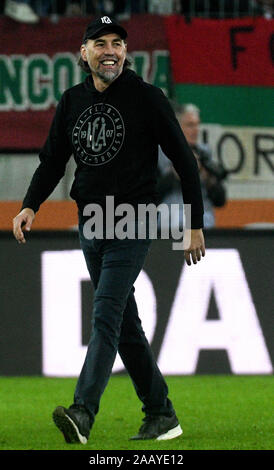 Augsburg, Germania. 24 Novembre, 2019. Calcio: Bundesliga, FC Augsburg - Hertha BSC, XII GIORNATA nel WWK-Arena. Augsburg coach Martin Schmidt ride. Credito: Stefan Puchner/dpa - NOTA IMPORTANTE: In conformità con i requisiti del DFL Deutsche Fußball Liga o la DFB Deutscher Fußball-Bund, è vietato utilizzare o hanno utilizzato fotografie scattate allo stadio e/o la partita in forma di sequenza di immagini e/o video-come sequenze di foto./dpa/Alamy Live News Foto Stock