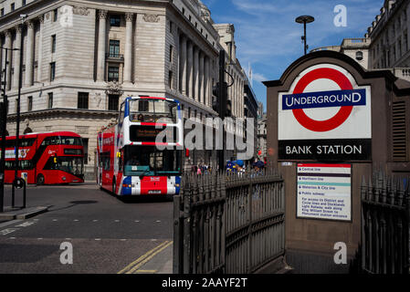 Stazione di Bank Street ingresso con segno e tour di Londra gli autobus che passa. Foto Stock