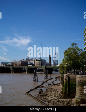 Un paesaggio urbano guardando verso Southwick ponte ferroviario lungo il fiume Tamigi a Londra Inghilterra che mostra il Tamigi a bassa marea accanto alla passeggiata anseatica Foto Stock