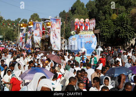 Gonder, Etiopia, febbraio 18 2015: locali prendere parte alla processione al Timkat festival, l'importante chiesa ortodossa etiope celebrazione di Epiphan Foto Stock