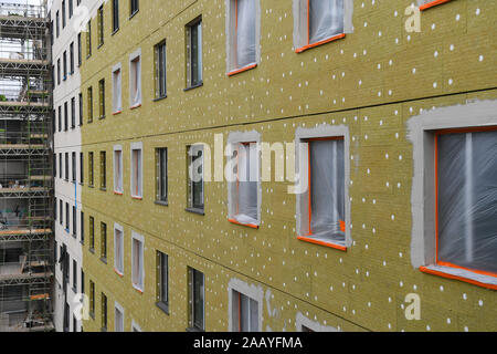 Costruzione di nuova costruzione modulare Moxy hotel in Southampton mostra processo della fase di isolamento pre di rivestimento o copertura di pelle esterna. Foto Stock