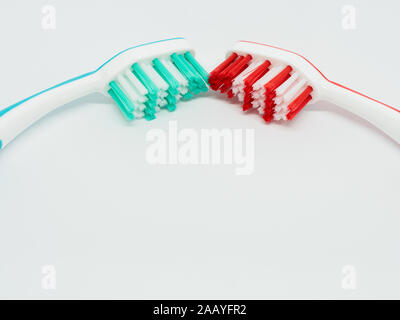 Due-tono di spazzolini da denti su sfondo bianco Foto Stock