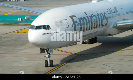 Boeing Emirates che tassano all'aeroporto Foto Stock