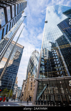 30 St Mary Axe, il Gherkin Torre di Londra si vede tra la Lloyds building e il bisturi, Inghilterra Foto Stock