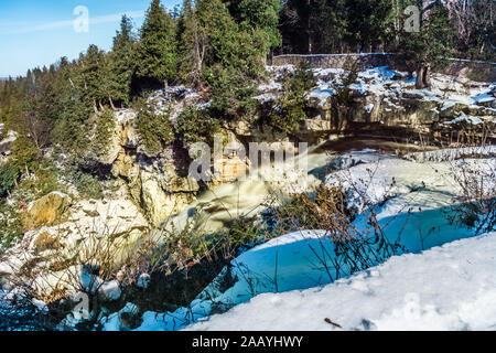 Area di conservazione delle Cascate Inglis Niagara Escarpment Bruce Peninsula Owen Sound Ontario Canada in inverno Foto Stock