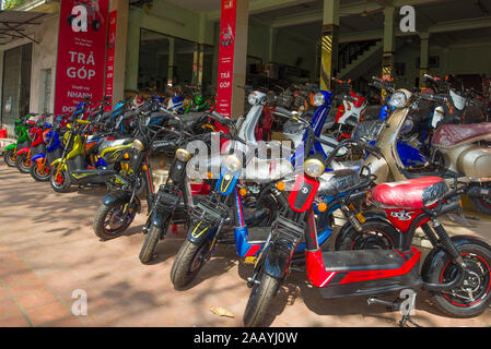 HUE, VIETNAM - Gennaio 08, 2016: negozio di vendita scooter elettrici in una città moderna Foto Stock