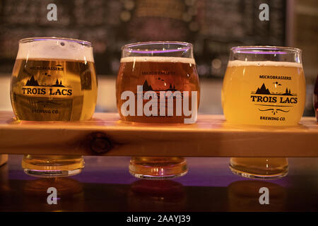 Volo di birra degustazione presso Microbrasserie Trois-Lacs Brewery, birre alla spina Vaudreuil-Dorion, Montérégie, Québec, Canada Foto Stock