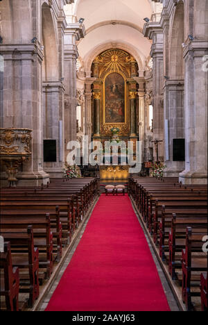 Lamego, Portogallo - 17 August 2019: ornato interno gotico della Madonna della cattedrale dell Assunzione a Lamego Foto Stock