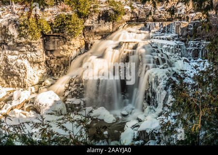 Area di conservazione delle Cascate Inglis Niagara Escarpment Bruce Peninsula Owen Sound Ontario Canada in inverno Foto Stock