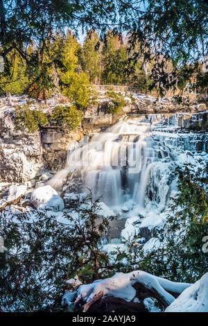 Area di conservazione delle Cascate Inglis Niagara Escarpment Bruce Peninsula Owen Sound Ontario Canada in inverno Foto Stock