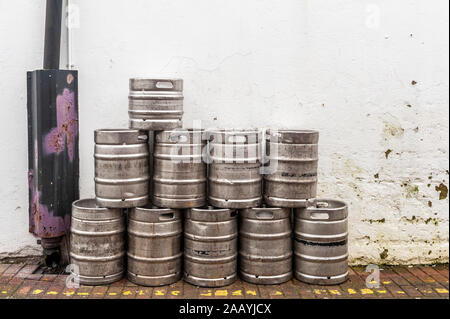 Svuota barili di birra in attesa di raccolta al di fuori di un pub in Irlanda. Foto Stock