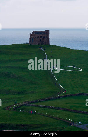 Abbotsbury, Dorset, Regno Unito. 24 novembre 2019. Chapel Hill ad Abbotsbury in Dorset illuminato da centinaia di candele che portano alla Cappella di Santa Caterina in cima alla collina per l'evento annuale Candles on the Hill. Picture Credit: Graham Hunt/Alamy Live News Foto Stock