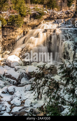 Area di conservazione delle Cascate Inglis Niagara Escarpment Bruce Peninsula Owen Sound Ontario Canada in inverno Foto Stock