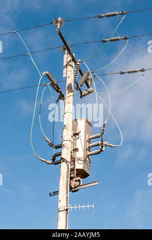 Close up di ESB palo elettrico con cavi e trasformatore in Irlanda. Foto Stock