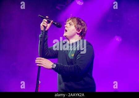Manchester, Regno Unito. 23 Novembre, 2019. La cantante scozzese/ cantautore Lewis Capaldi si esibisce dal vivo a Manchester Academy 1 in un sold out show. Foto Stock