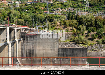 Fare Barragem Carrapatelo, Portogallo - 17 August 2019: crociera sul fiume barca inserire il blocco del Carrapatelo diga sul fiume Douro Foto Stock